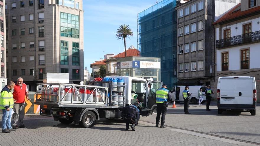 La Policía Local de Pontevedra inspecciona los vehículos de reparto en pleno centro urbano