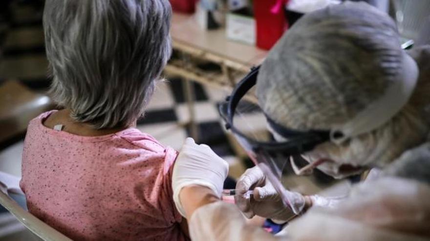 Salud vacunará de la gripe hasta en polideportivos para proteger a 400.000 asturianos