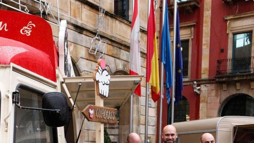 Marino González, Jesús Martínez y Antonio Rodríguez, de la empresa patrocinadora, en la presentación del campeonato en la plaza Mayor.