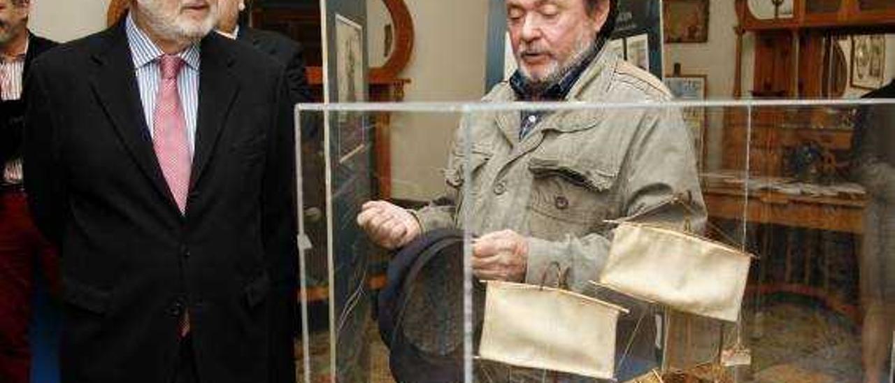 Luis Boyer, de la Fundación Caja Mediterráneo, junto a Miguel Godoy en la exposición.