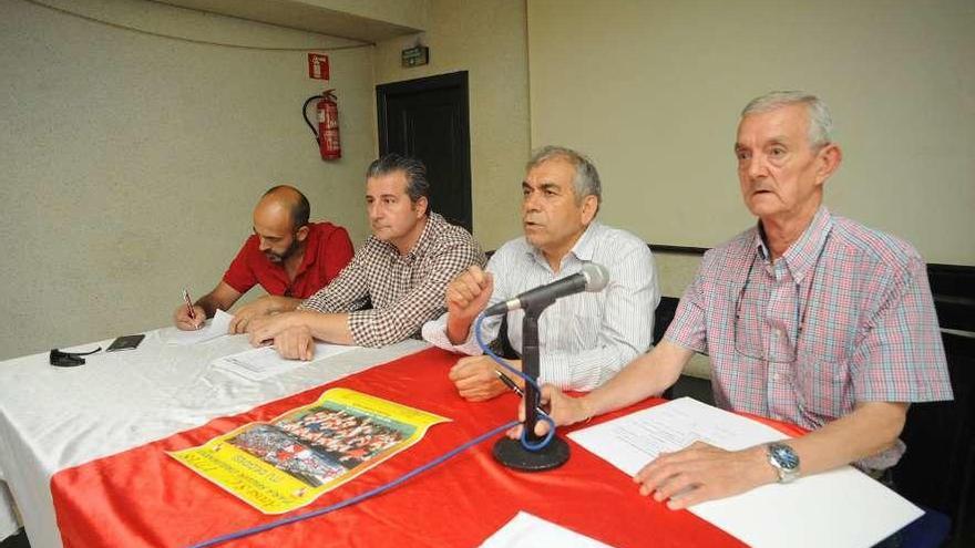 Asamblea del Arosa presidida por Manolo Abalo (2º por la derecha). // Iñaki Abella