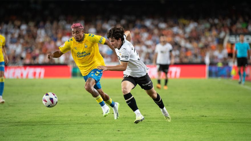 La UD Las Palmas gana al Valencia con dos goles en los últimos instantes (2-0)