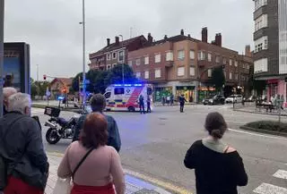 En estado muy grave el conductor de un patinete tras chocar con un coche en Gijón