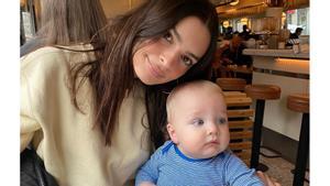 La actriz Emily Ratajkowski posa con su hijo de un año.