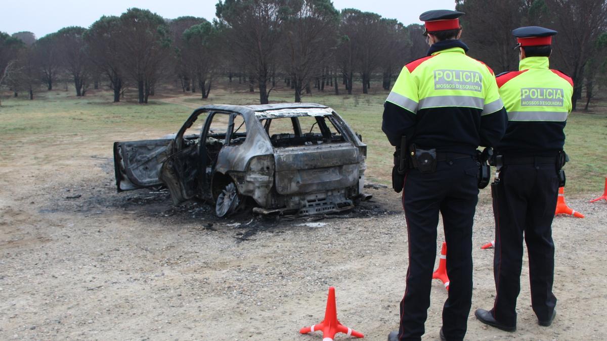 Totalment calcinat, el cotxe amb el qual van fugir després de deixar el cotxe bomba davant del macroprostíbul de la Jonquera