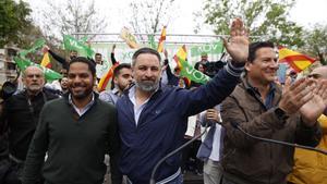 El president de Vox, Santaigo Abascal, al costat del candidat a les eleccions catalanes, Ignacio Garriga, i el candidat per Tarragona, Sergio Macián