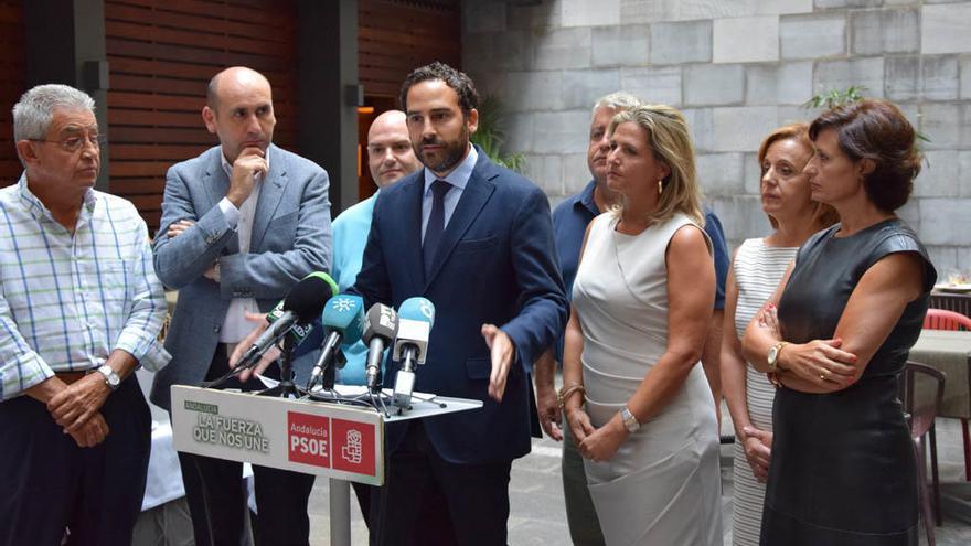 Imagen de la rueda de prensa que ofreció ayer Daniel Pérez, portavoz del PSOE, acompañado por concejales socialistas.