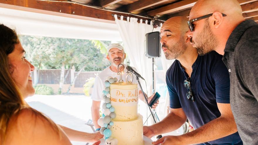 La Clínica Dental Dr. Rull celebra su décimo aniversario con una gran fiesta en la que rinde tributo a Ibiza