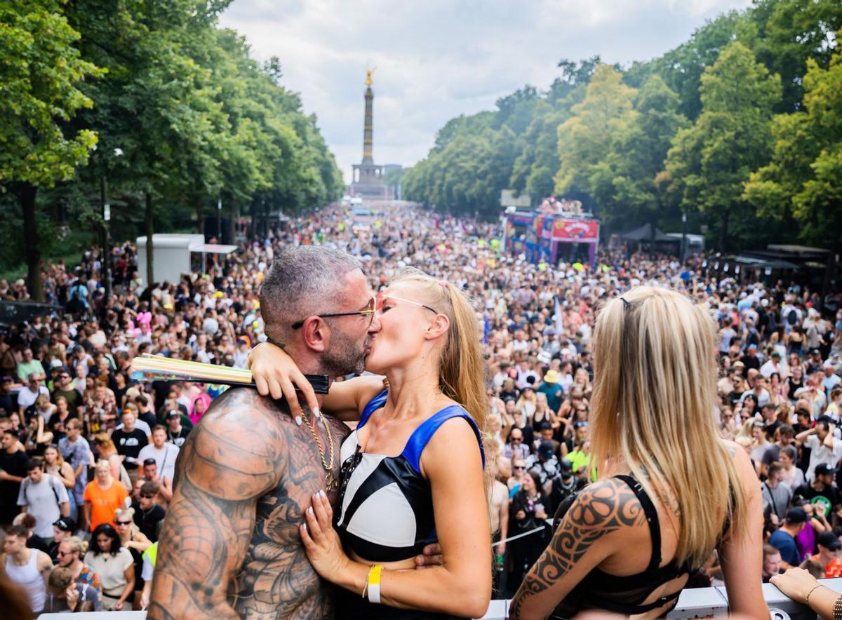 Berlín es converteix en la capital del techno amb una ‘rave’ massiva Berlín es converteix en la capital del techno amb una ‘rave’ massiva