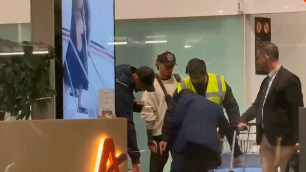 Raphinha y Ronald Araujo aterrizan en Barcelona tras casi trece horas en dos aviones.