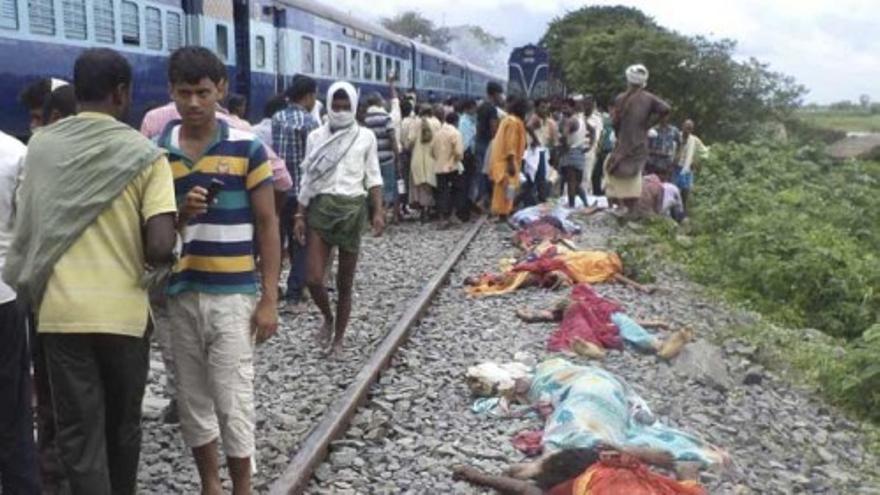 Un tren arrolla y mata a 37 personas en la India