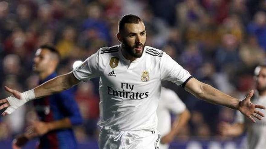 Benzema, tras marcar de penalti el pasado domingo ante el Levante.