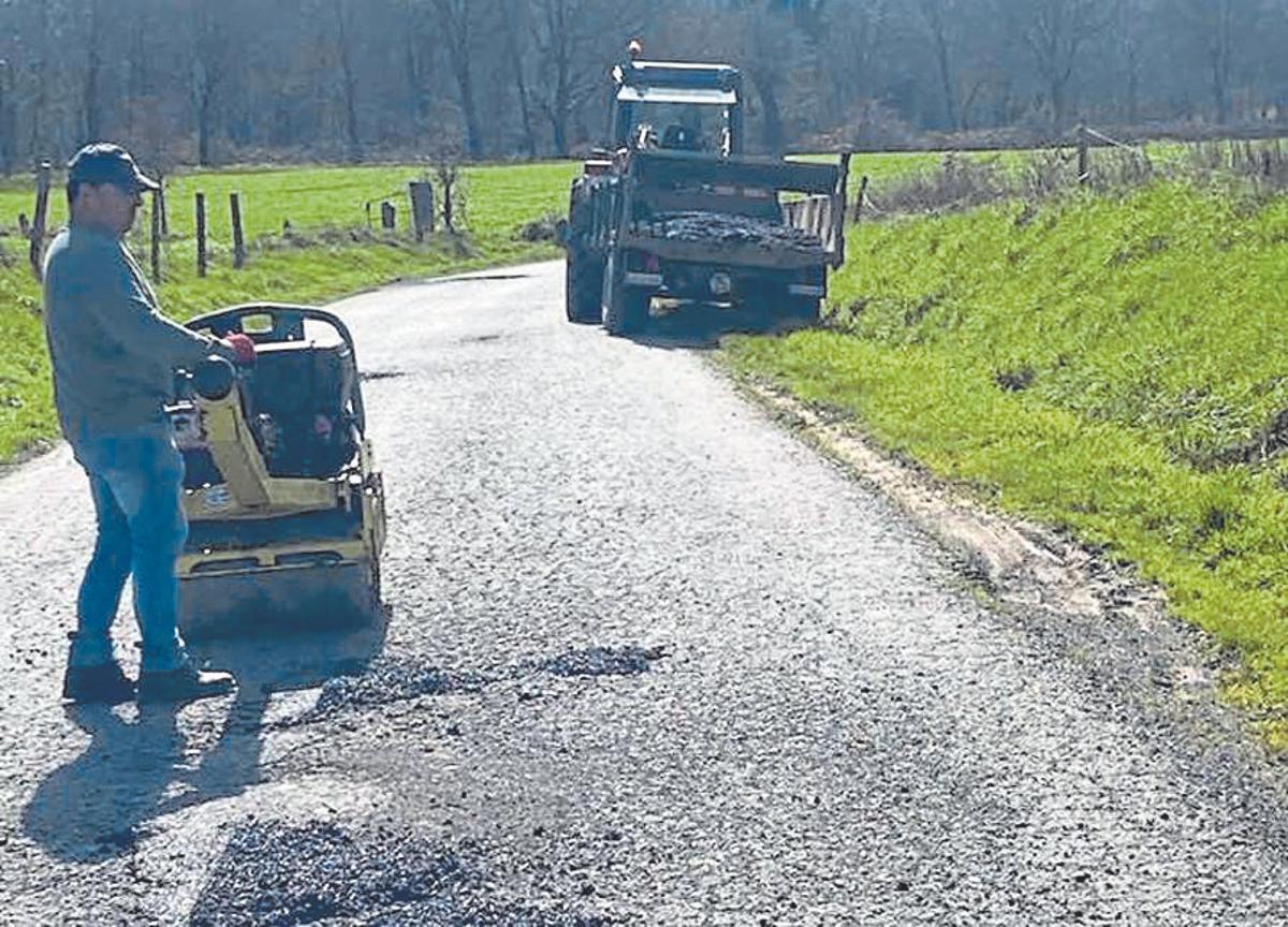 Un operario en una de las pistas municipales de Rodeiro.