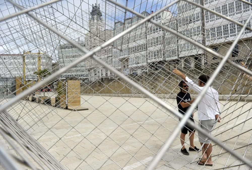 La exposición 'Ao carón do mar' reúne obras de cinco escultores en la dársena de La Marina