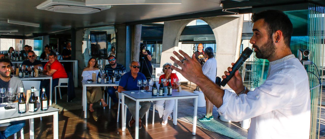 Iago Pazos dirigiéndose al numeroso público que asistió a la demostración culinaria y a las catas de Cambados.