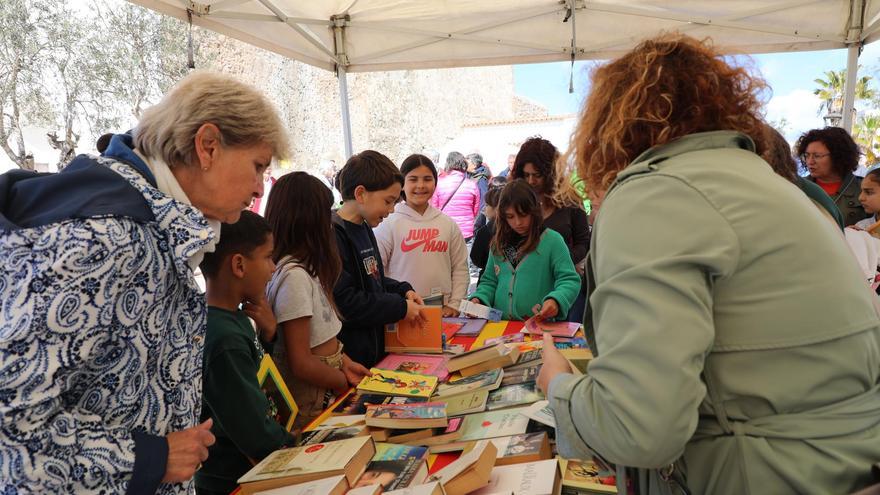 Varias generaciones entre libros y rosas en Formentera