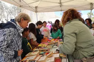 Varias generaciones entre libros y rosas en Formentera