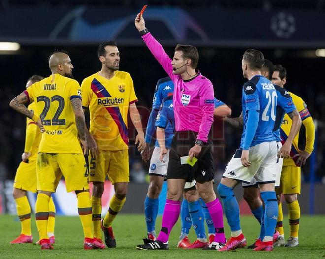 Las mejores imágenes del partido entre el SSC Nápoles y el FC Barcelona de ida de octavos de final de la Champions League disputtado en el estadio San Paolo en Nápoles.