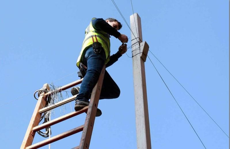 Polémica instalación de las luces de Fallas en la calle Sueca