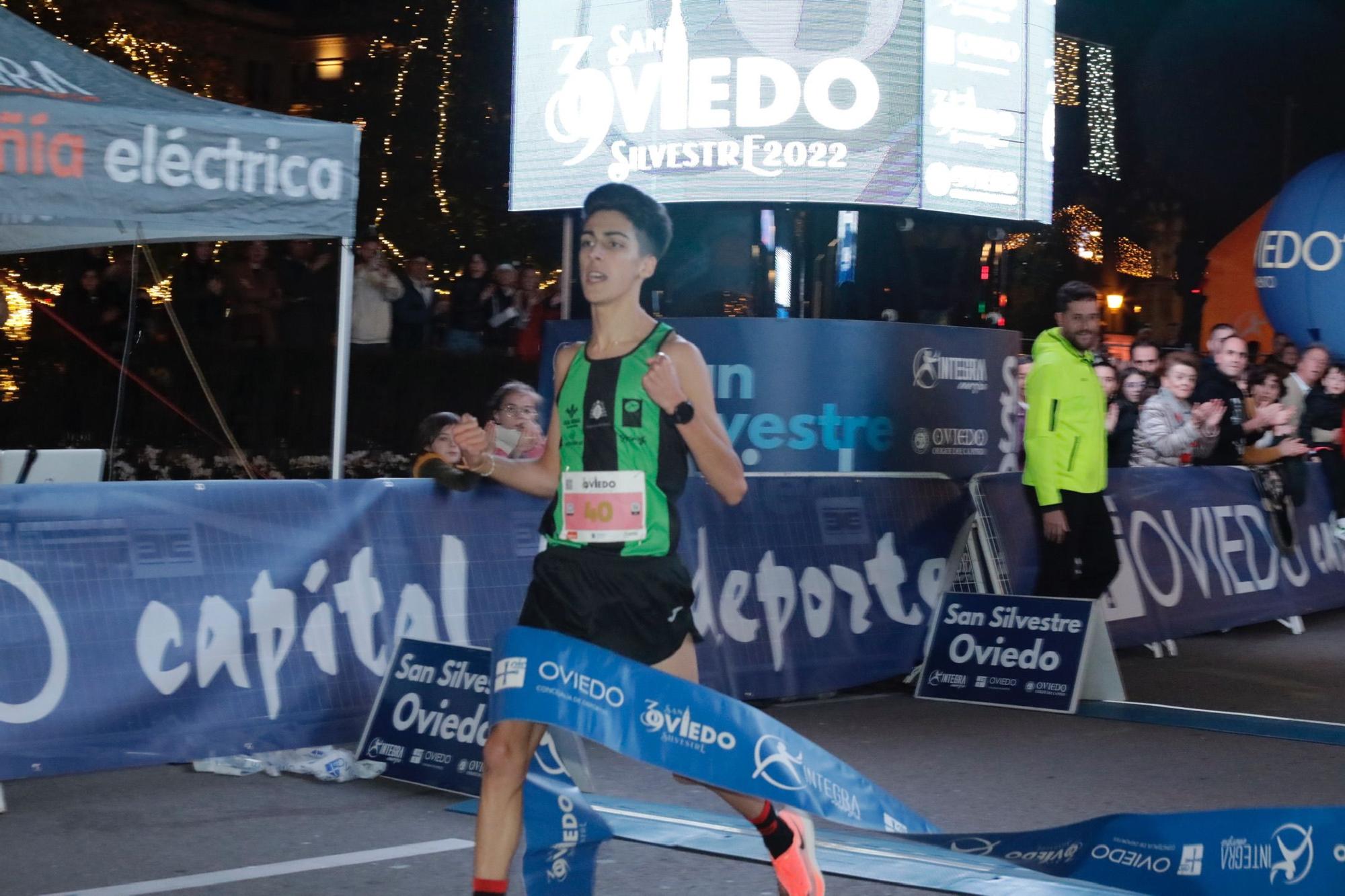 En imágenes: Jaime Bueno (Univerisad de Oviedo) y Mariam Benkert triunfan en la San Silvestre de Oviedo