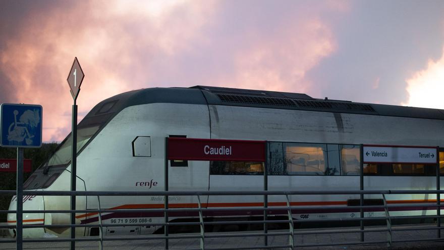 Un incendio forestal en Caudiel provoca el corte del tren València-Zaragoza