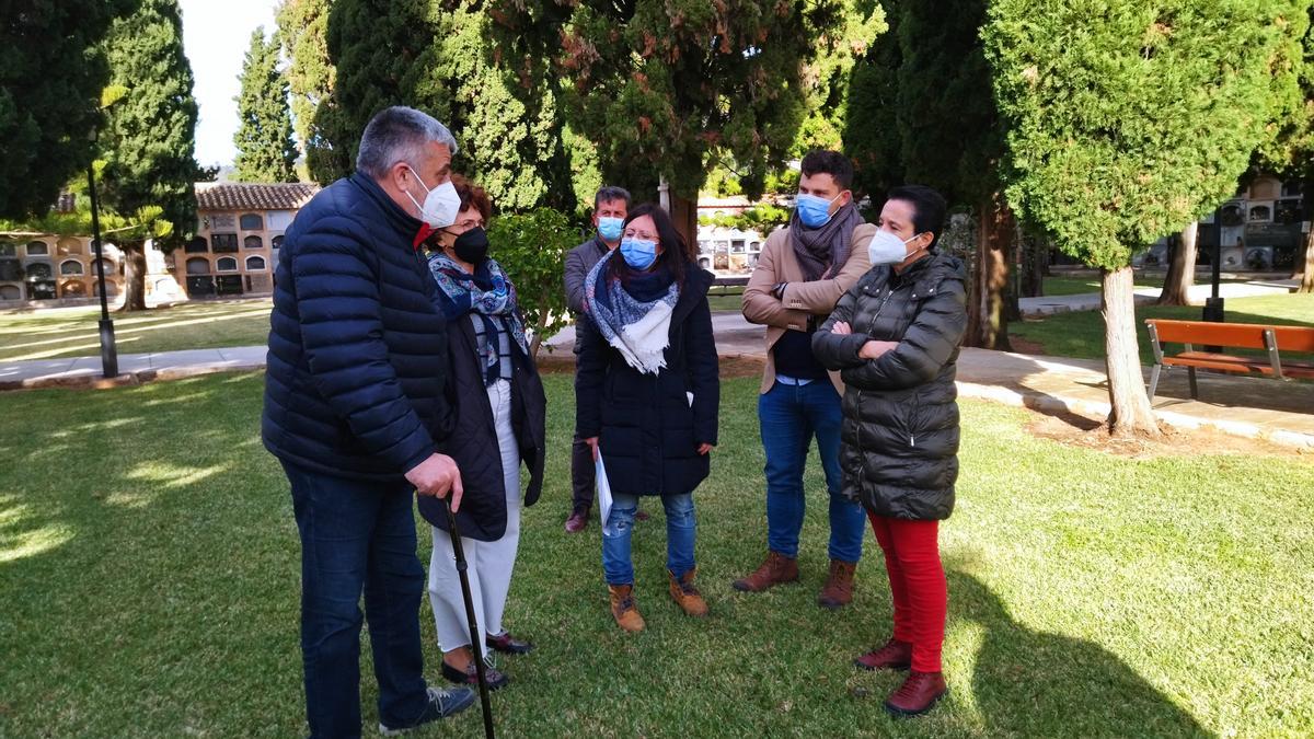 La secretaria autonómica ha visitado el cementerio junto al alcalde y los concejales