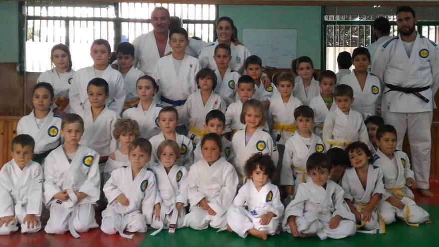 Sara Rodríguez, de pie en el centro, con alumnos y profesores del Judo La Calzada.