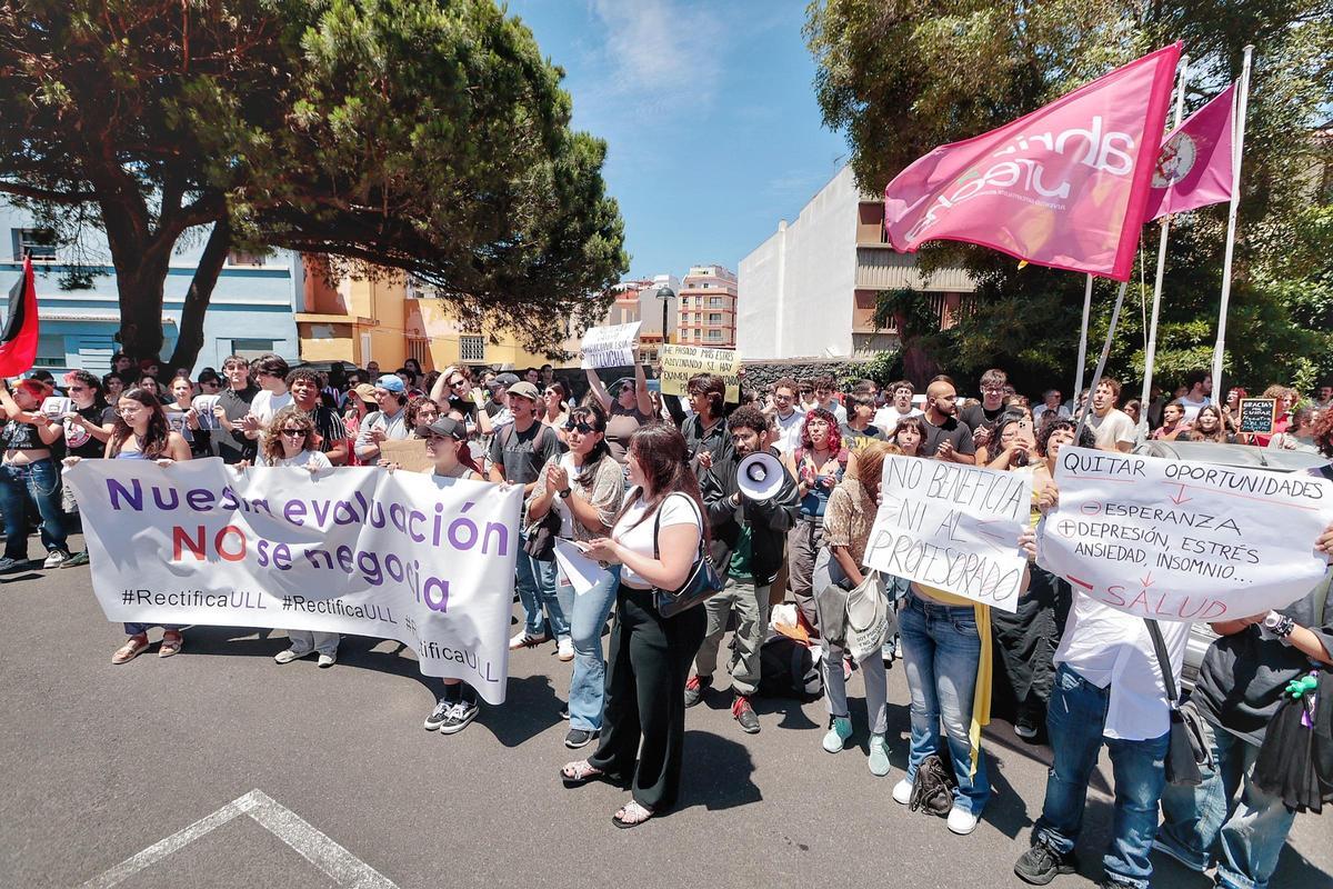 Concentración de alumnos de la ULL por la posible pérdida de una convocatoria de exámenes