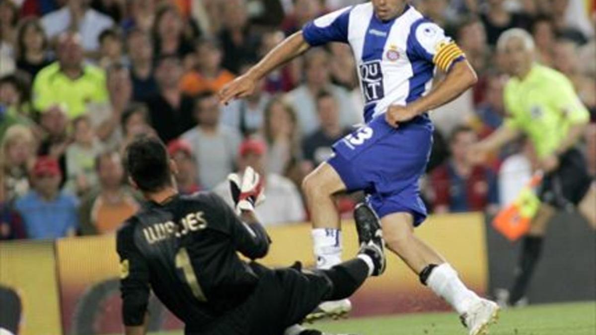 Tamudo supera la salida de Valdés y clava el 2-2 en el derbi del 2007.