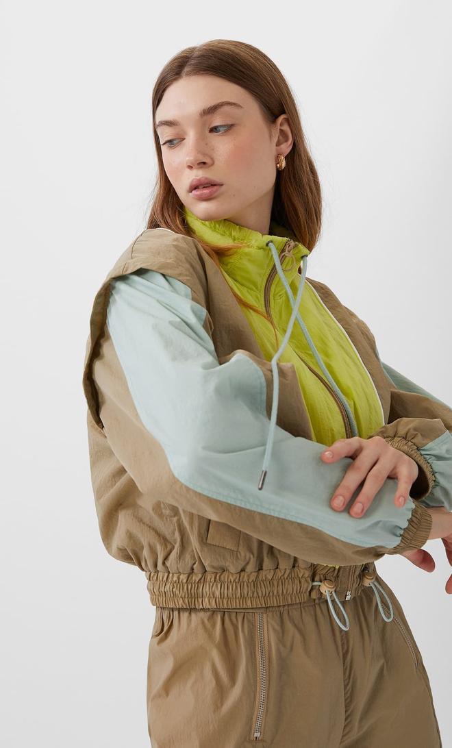 Chaqueta cropped de estilo deportivo de Stradivarius
