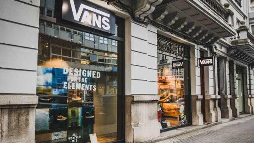 Vista de la tienda de la firma Vans en A Coruña.