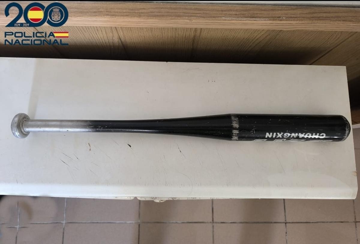 Bate de béisbol metálico encontrado en uno de los puntos de venta de droga.