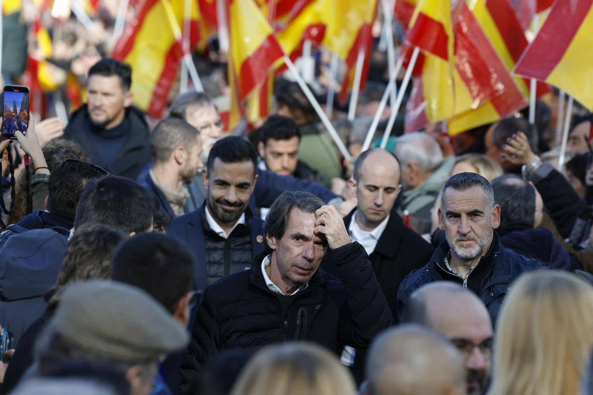 MADRID, 30/11/2025.- El expresidente del Gobierno José María Aznar (c), a su llegada a la concentración contra el Gobierno de Pedro Sánchez, por los casos de corrupción que protagonizan José Luis Ábalos, Koldo García y Santos Cerdán, convocada por el Partido Popular (PP) en el Templo de Debod en Madrid, este domingo. EFE/ Juanjo Martín
