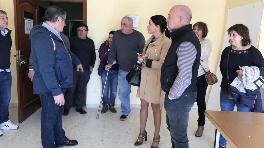 La alcaldesa, Nidia Arévalo, durante la visita al local de la Asociación de vecinos Nosa Terra de Pereiras. / FdV