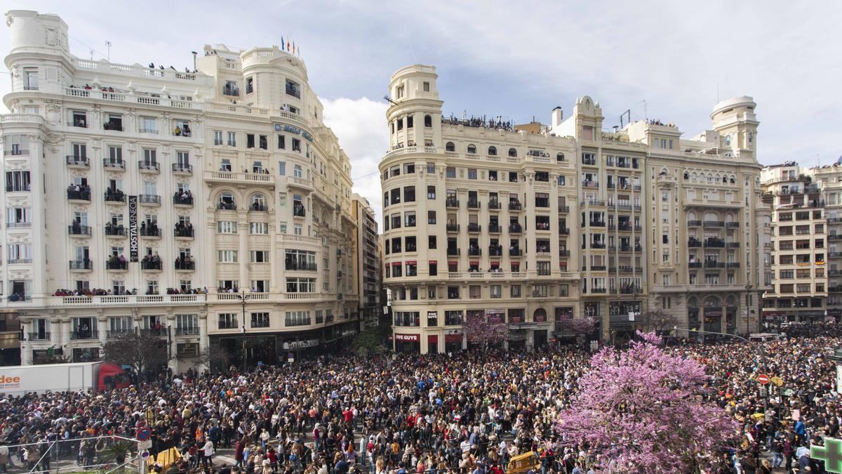 Decenas de personas observan la mascletà desde el balcón, en una imagen de archivo.