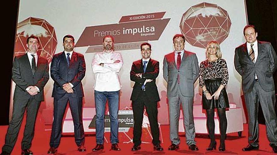 Algunos de los protagonistas de los premios &quot;Impulsa&quot; de 2015 posan durante la entrega en el Jovellanos.