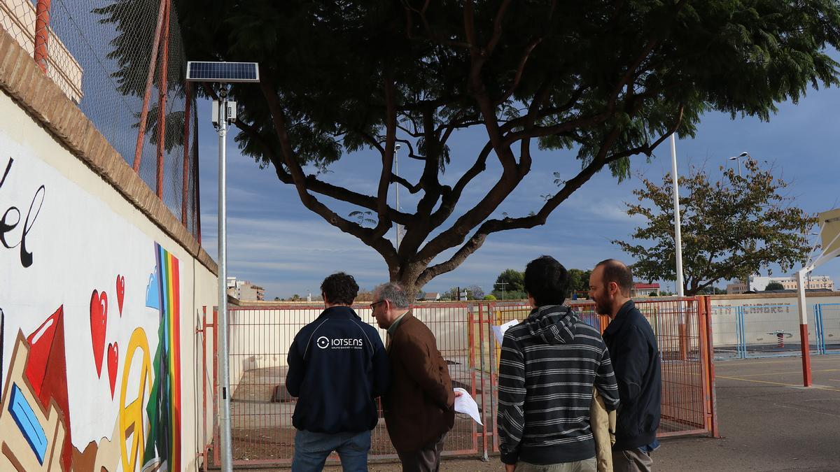 Personal, junto a uno de los sensores colocados.