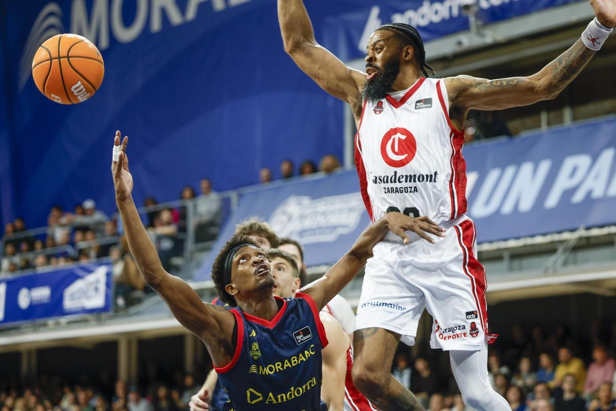 Stephens, por los aires durante el duelo ante el Andorra