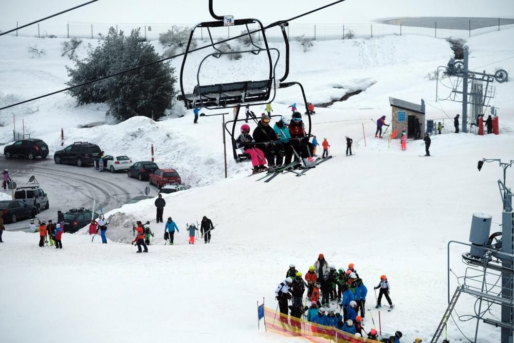 Multitud de esquiadores en Pajares en el domingo tras el temporal de nieve.