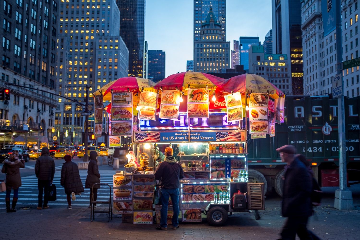 Puesto de perritos calientes junto a Central Park, Manhattan.