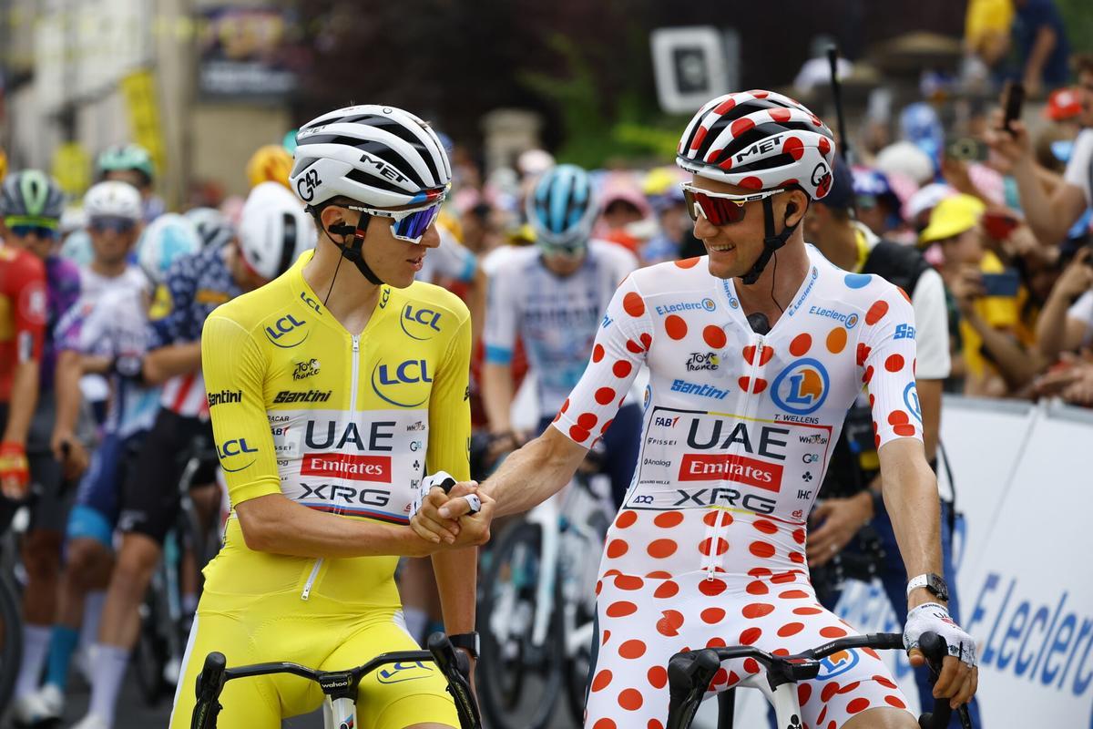 Tadej Pogacar y Tim Wellens, durante una etapa del Tour