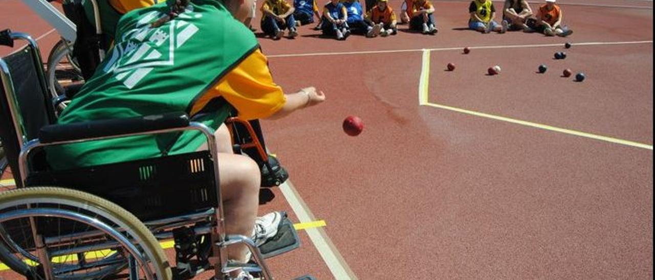 Una niña en silla de ruedas en una jornada deportiva.