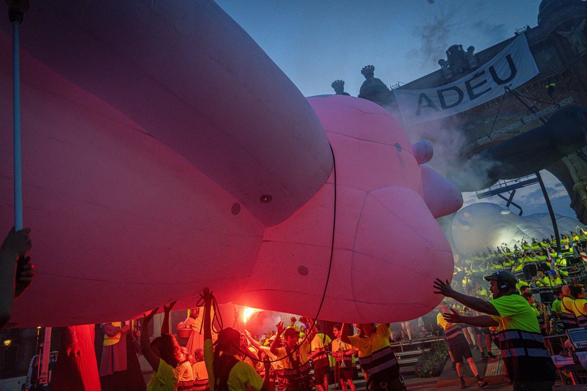 Marc Salicrú desata un espectáculo caótico con más de 300 personas en el Arc de Triomf
