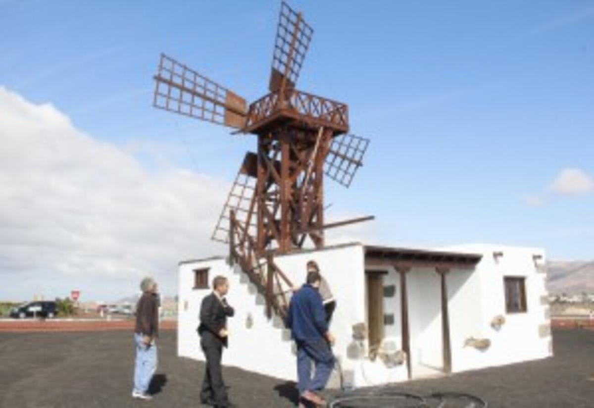 Reproducción de la antigua molina situada en la rotonda de entrada al pueblo de Playa Blanca