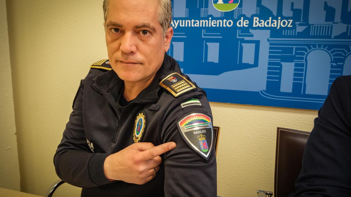 El superintendente de la Policía Local, Rubén Muñoz, muestra la bandera LGTBI.