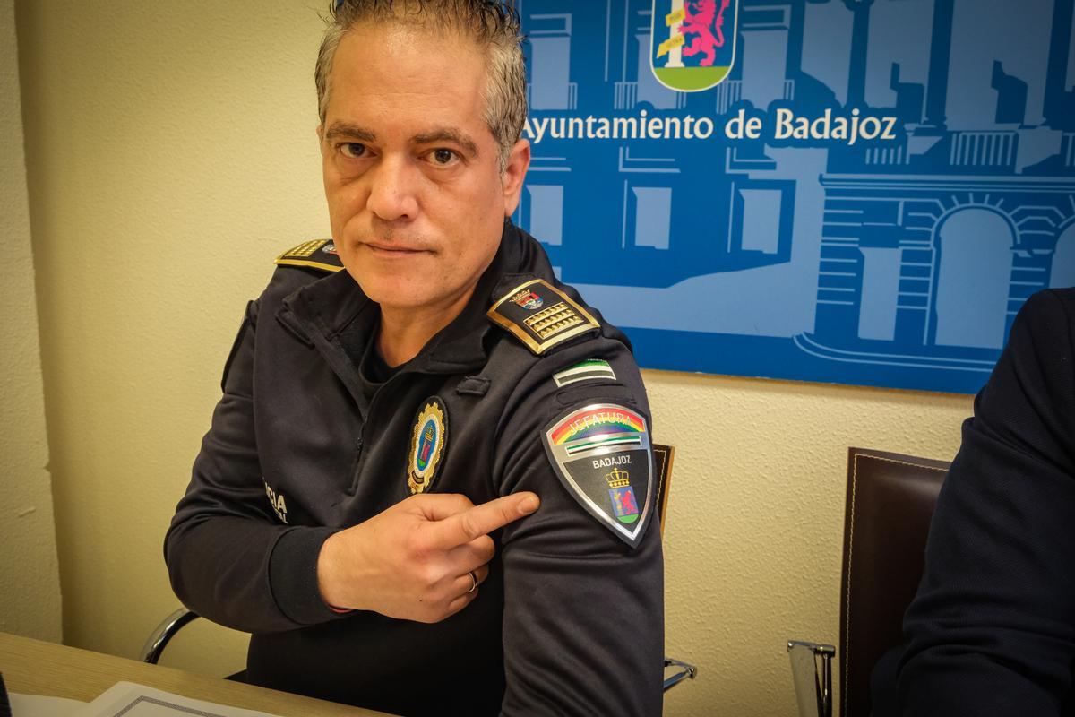 El superintendente de la Policía Local, Rubén Muñoz, muestra la bandera LGTBI.