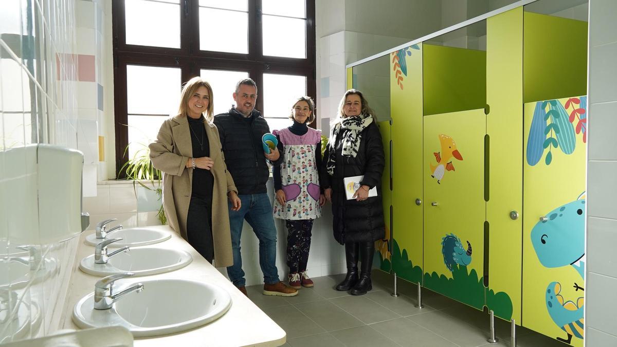 Por la izquierda, Eva Iglesias, concejala de Educación, Daniel Navarro, técnico municipal, Lucía Canga, directora del centro, y Silvia Menéndez, de la empresa adjudicataria de la obra.