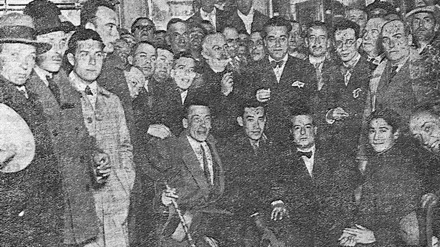 Vázquez Ocaña, junto a otros intelectuales cordobeses, en una imagen publicada en 1931 en &#039;Política&#039;.