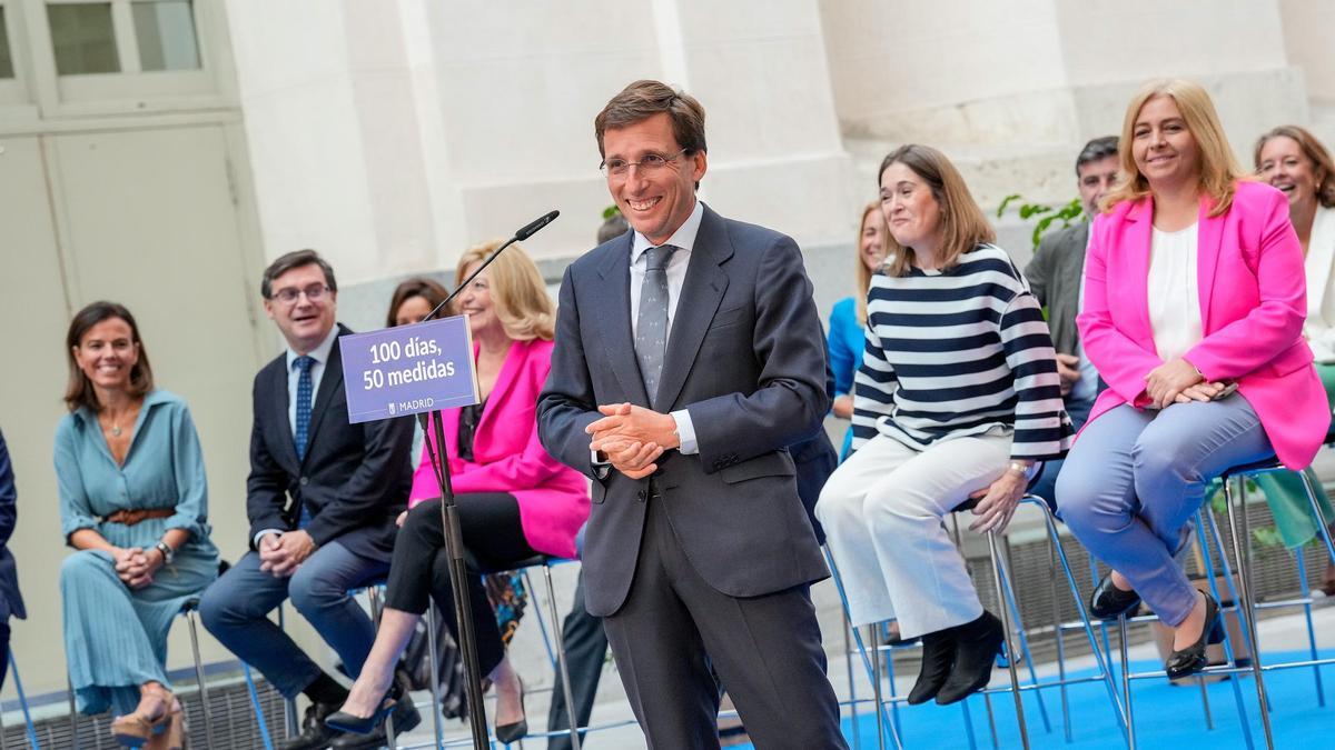 José Luis Martínez Almeida acompañado de todos sus concejelaes durante el balance de los primeros cien días de gobierno.