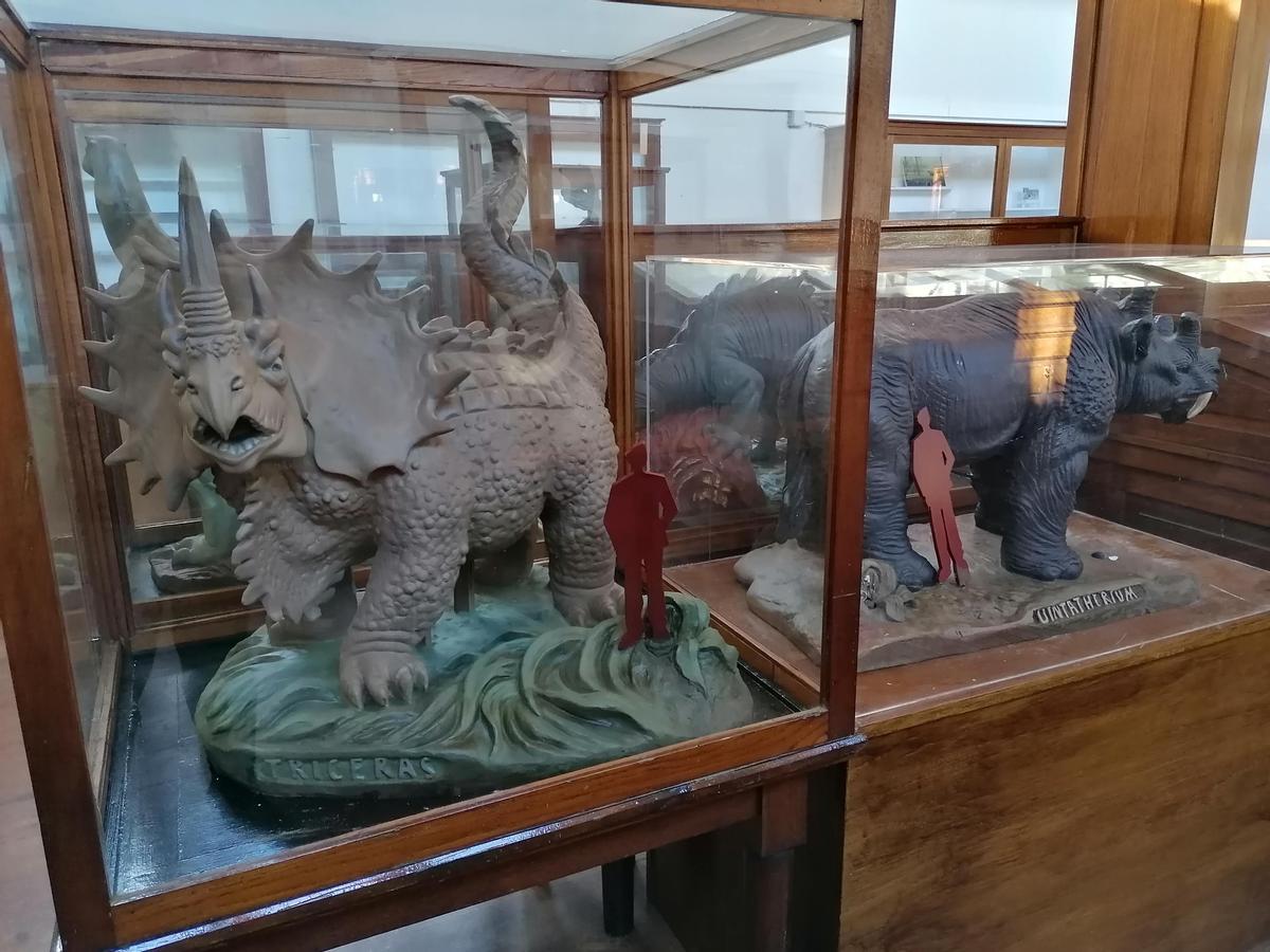 Maqueta de uno de los dinosaurios que se hubieran reproducido a escala real en el parque de la Ciutadella y que hoy custodia el Museo Martorell